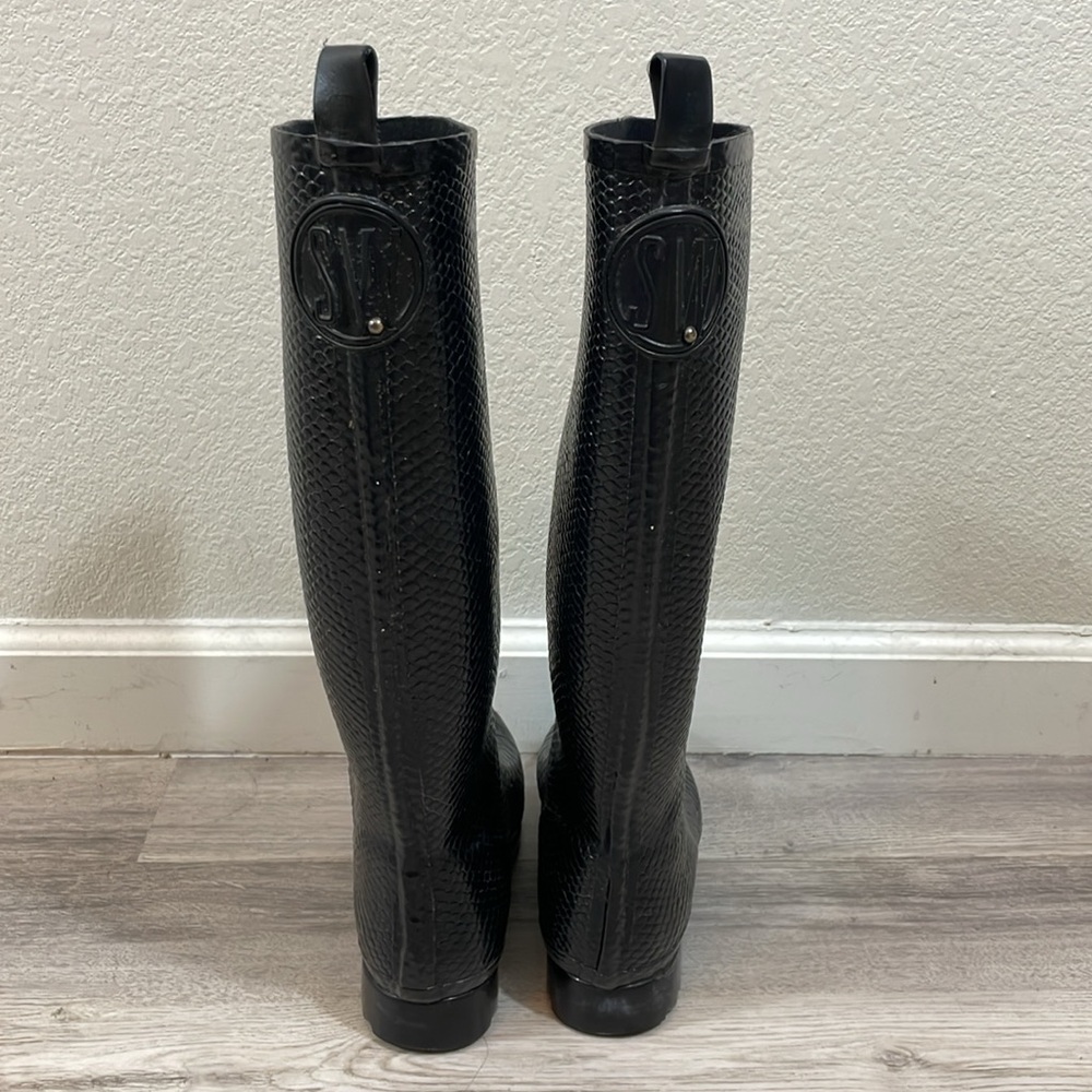 Stuart Weitzman black rubber snake embossed rain boots size 7 - Picture 3 of 8